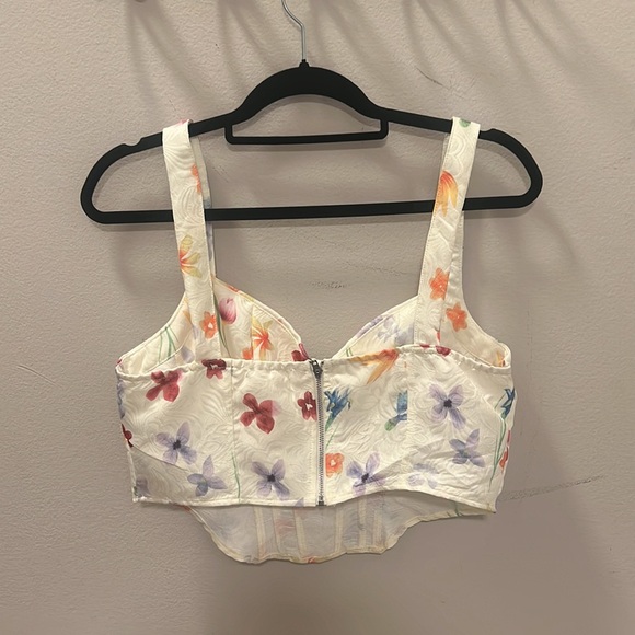 Gorgeous flower tank top, perfect for Summer picnics. - Picture 3 of 3